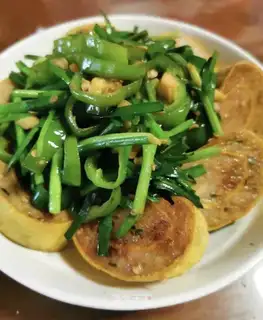Pyramid fried fish omelet