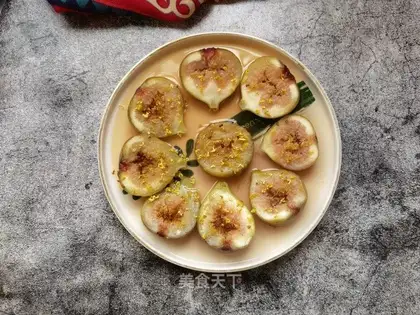 Cinnamon ice cream and figs