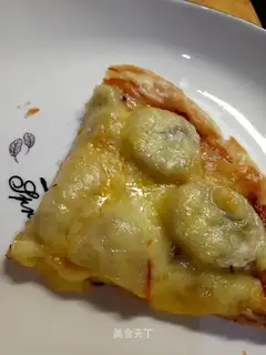 Banana hand grab pizza