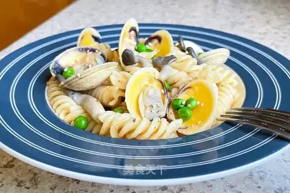 The clams boiled the spiral noodles