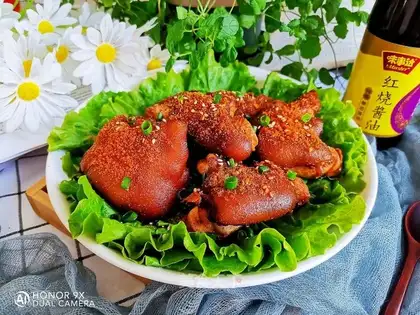 Roasted pig hoof