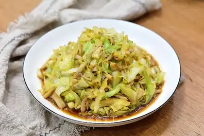 Round cabbage fried mushrooms