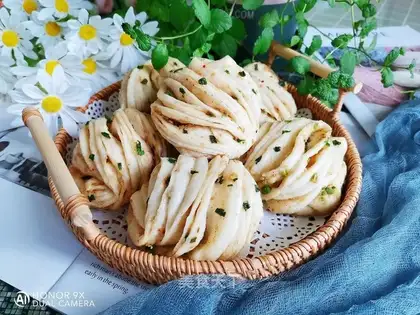 Sesame onion rolls