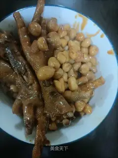 Chicken claws burn peanuts