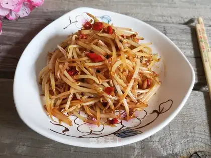 Paprika fried green bean sprouts