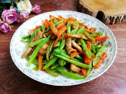 Bean-bread carrots, fried meat