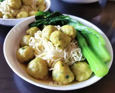 Curry hands on fish noodles
