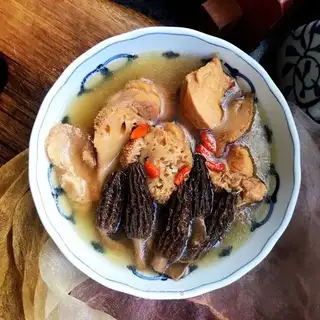 Monkey head mushroom belly chicken soup