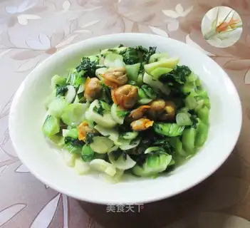 A round clam with a white hand