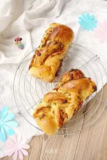 Cracker cheese onion bread