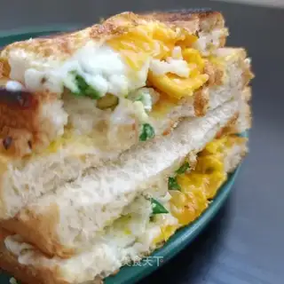 Onion egg sandwich