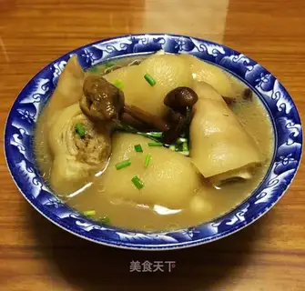 Soup-cooked pig hoof