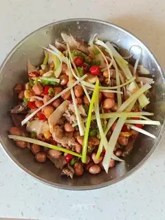 Spicy hands tore chickens