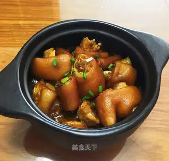 Red-burned tail pig hoof