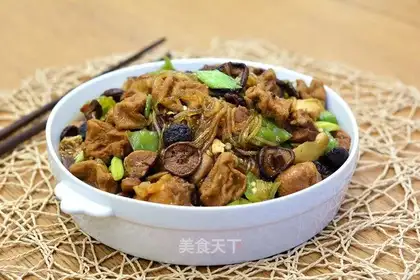 Chicken leg and beans and powdered pork