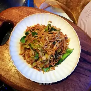Sour sauce and noodles
