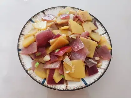 Onion fried potato chips