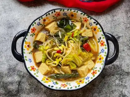 ♪ Little seaweed sprouts of tofu ♪