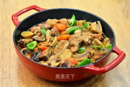 A pot of stew for the ribs