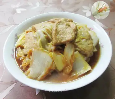 Soup chickens are cooking cabbage