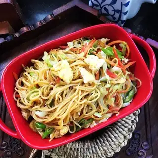 Scrambled eggs and pasta