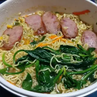 Boiled salami spinach noodles