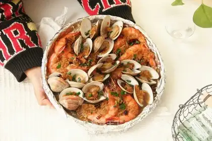 Garlic fan clams roast shrimp