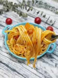 Tomatoes. Noodles