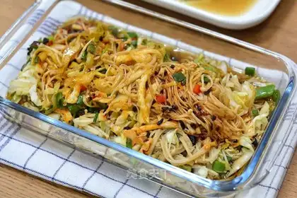 Mother-in-law mixed the cabbage with golden needle mushrooms