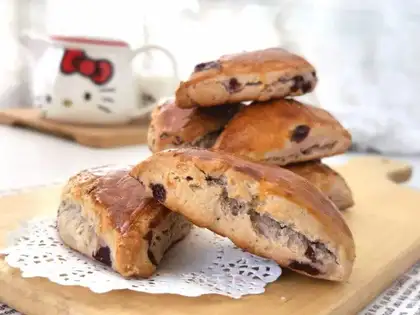 Cherry jam scon