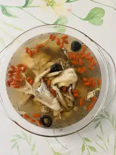Ink fish dry mushroom chicken soup