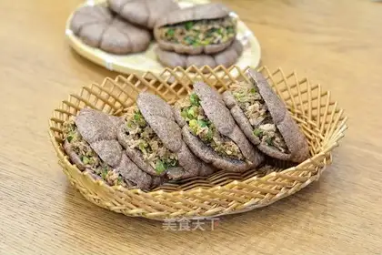 Black wheat cakes and meat clamps