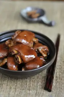 Roasted pig hoof