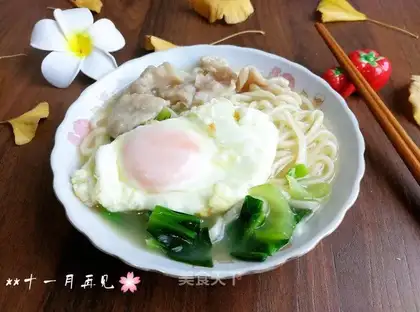 The green egg knocks the meat noodles