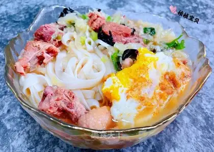 Goose's beetles are fried with egg noodles