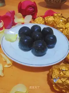 Homemade black sesame pills