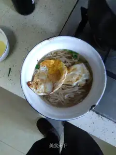 A bowl of onion noodles