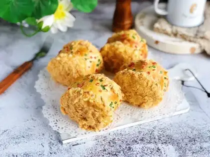 Onion pine rolls