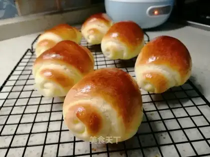Breakfast bread and cream rolls