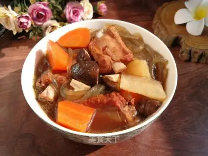 A pot of stew for the ribs