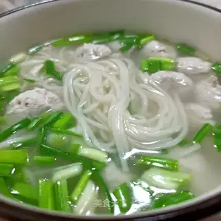 Onion chicken meatball noodles