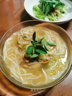 Squirty omelet noodles