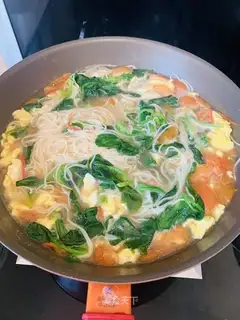 Tomato egg spinach noodles