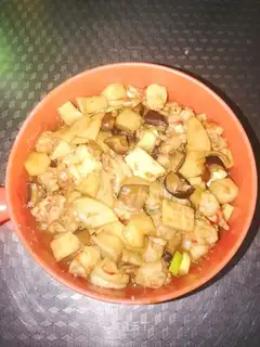 The mushrooms burst into red shrimp