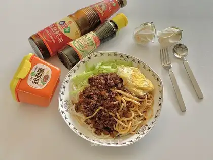 Meat sauce noodles
