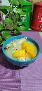 Fat fish stewed papayas