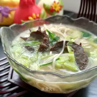 Sea cucumber sauerkraut noodles