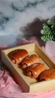 A red ham roll