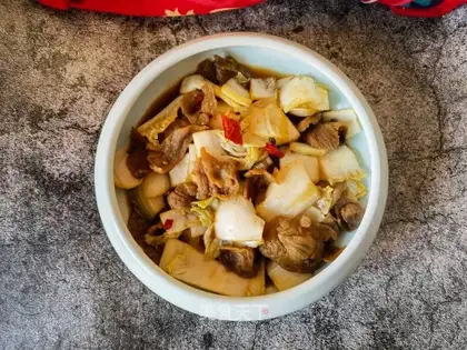 The cabbage makes lamb chips