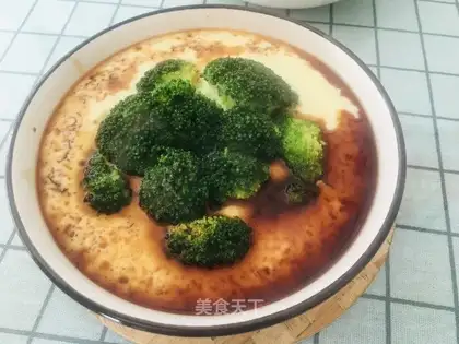 The broccoli steams the egg